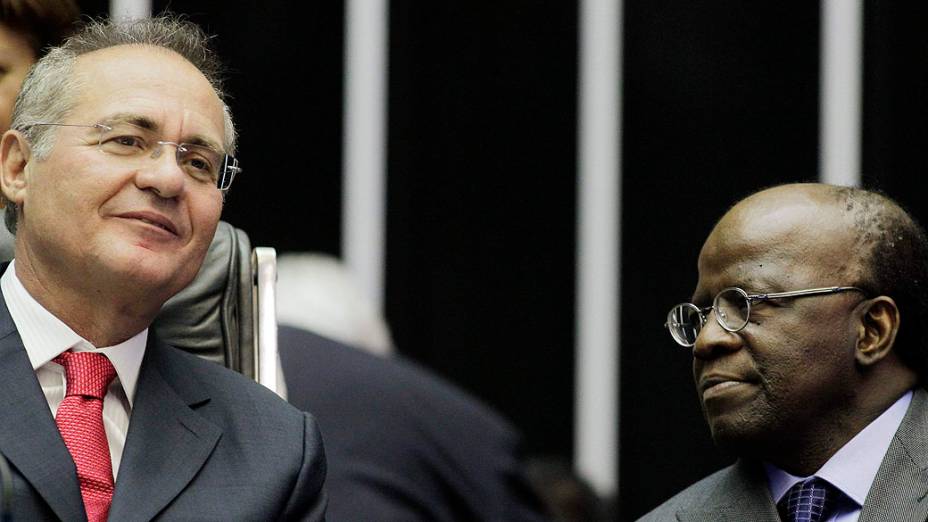 Deputado Renan Calheiros senta-se ao lado do presidente do Supremo Tribunal Federal Joaquim Barbosa, durante a cerimônia de abertura do ano legislativo no Parlamento