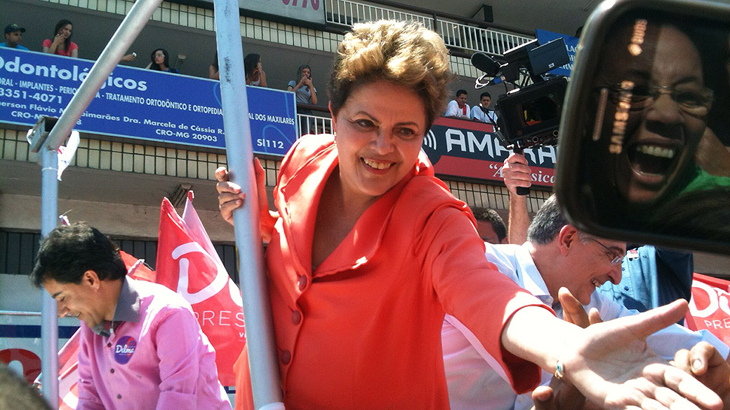 A candidata do PT à Presidêcia da República, Dilma Rousseff, desfila em carro aberto em Contagem (MG)