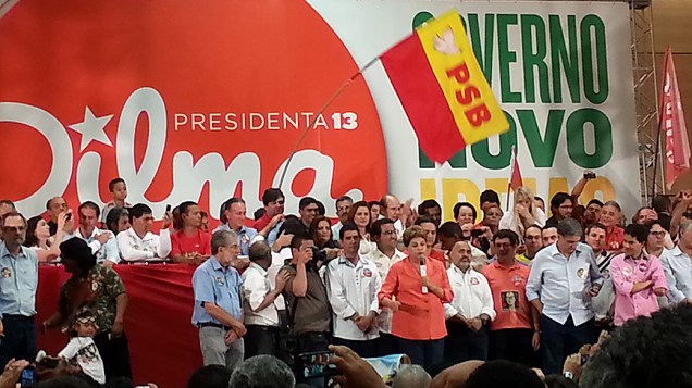 A presidente candidata à reeleição, Dilma Rousseff (PT), durante campanha em Contagem, interior de Minas