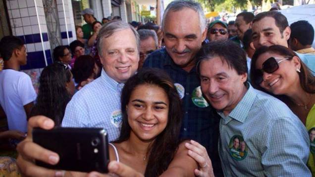 Eunício Oliveira (PMDB), candidato ao governo cearense, tira selfie em evento de campanha ao lado de eleitores e do candidato ao Senado Tasso Jereissati (PSDB)