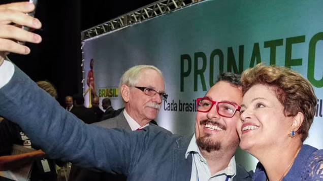 Em evento do Planalto, Dilma Rousseff posa para um selfie