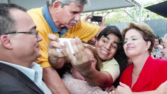 Eleitorado tira selfie com a presidente Dilma Rousseff