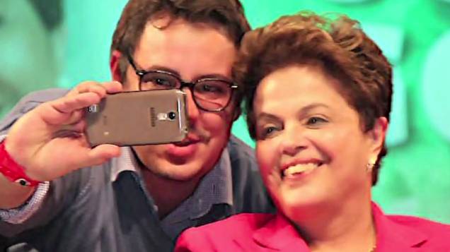 A presidente Dilma Rousseff posa para um selfie