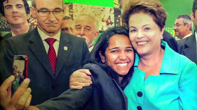 A presidente Dilma Rousseff posa para um selfie