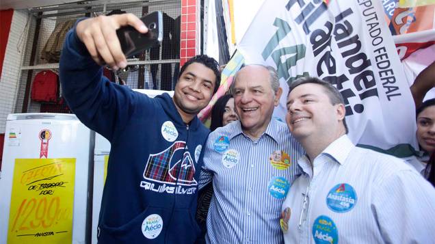 Os candidatos PSDB Pimenta da Veiga e Antonio Anastasia posam para uma selfie