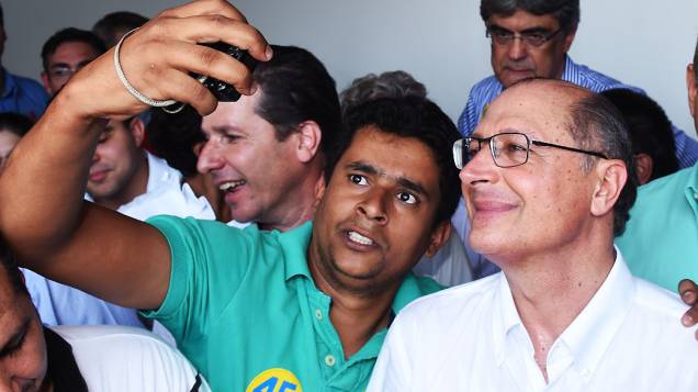 O candidato do PSDB à reeleição ao governo de São Paulo, Geraldo Alckmin, tira uma selfie com um eleitor durante um evento do partido em Ribeirão Preto