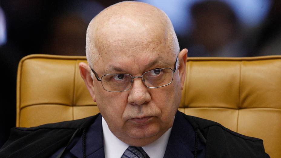 O ministro do Supremo Tribunal Federal (STF) Teori Zavascki, durante análise dos recursos apresentados pelas defesas dos 25 réus condenados pela corte, os chamados embargos,