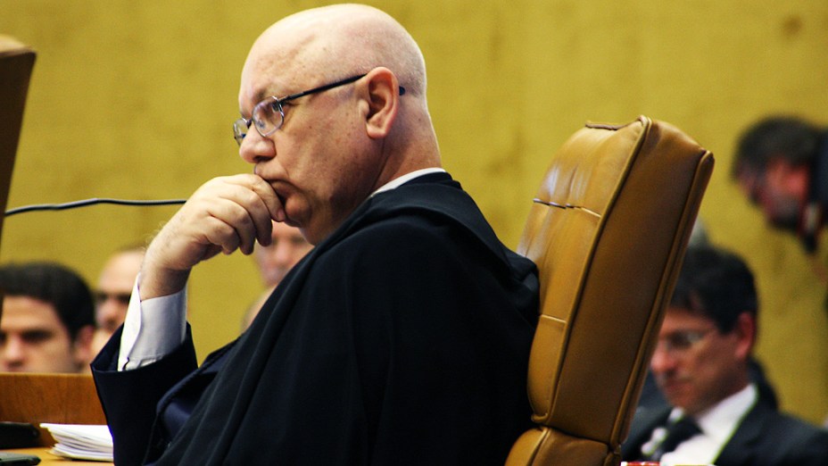 O ministro do Supremo Tribunal Federal (STF) Teori Zavascki, durante análise dos recursos apresentados pelas defesas dos 25 réus condenados pela corte, os chamados embargos, nesta quarta-feira (21)