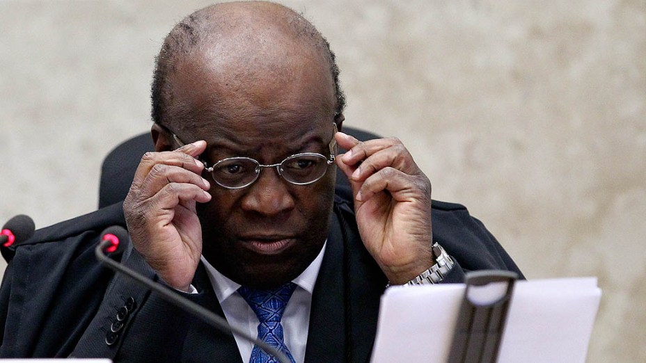 O presidente do Supremo Tribunal Federal (STF), ministro Joaquim Barbosa, durante análise dos recursos apresentados pelas defesas dos 25 réus condenados pela corte, os chamados embargos, nesta quinta-feira (22)