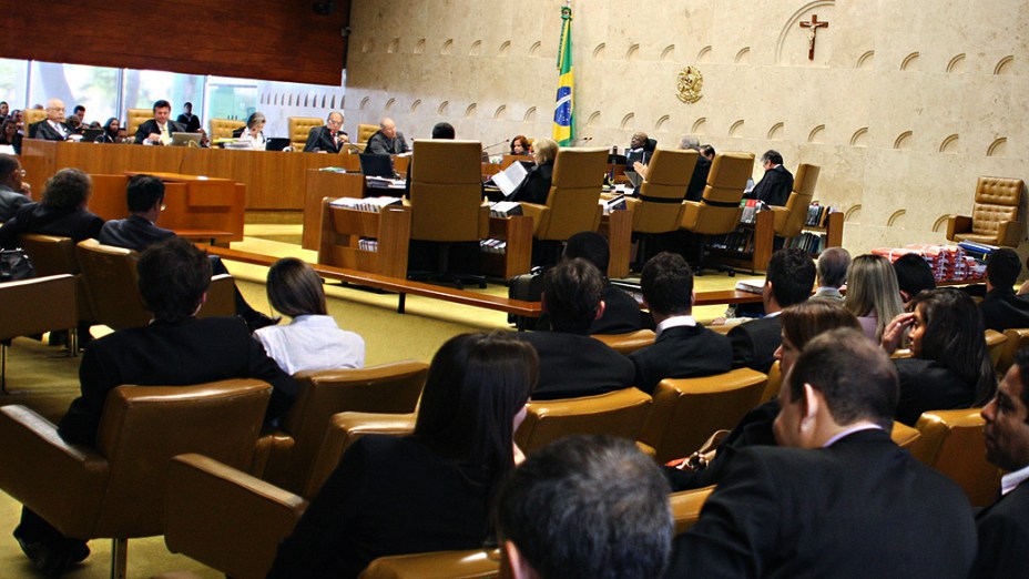 Os ministros do Supremo Tribunal Federal (STF), durante análise dos recursos apresentados pelas defesas dos 25 réus condenados pela corte, os chamados embargos, nesta quinta-feira (12)