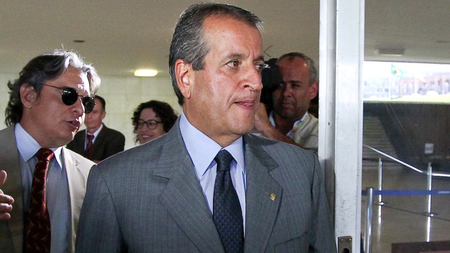 Deputado federal Valdemar Costa Neto, condenado no processo do mensalão, deixa a Câmara dos Deputado