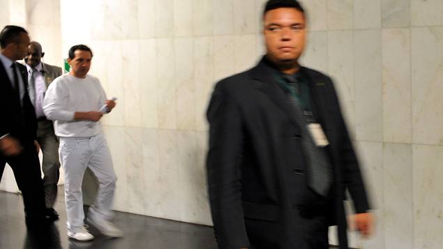 Deputado Natan Donadon (de branco) é escoltado por seguranças até o plenário da Câmara dos Deputados para acompanhar a votação da cassação de seu mandato, em Brasília