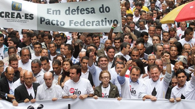 Políticos adversários se unem em ato para pedir: Veta, Dilma