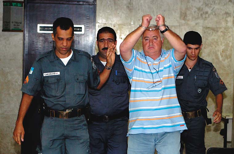 Ex-vereador Jerominho sai algemado após audiência em 2008