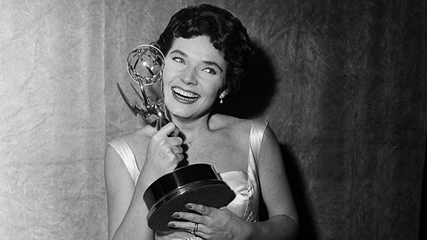 A atriz Polly Bergen vence a categoria de melhor atriz do Emmy Awards de 1958