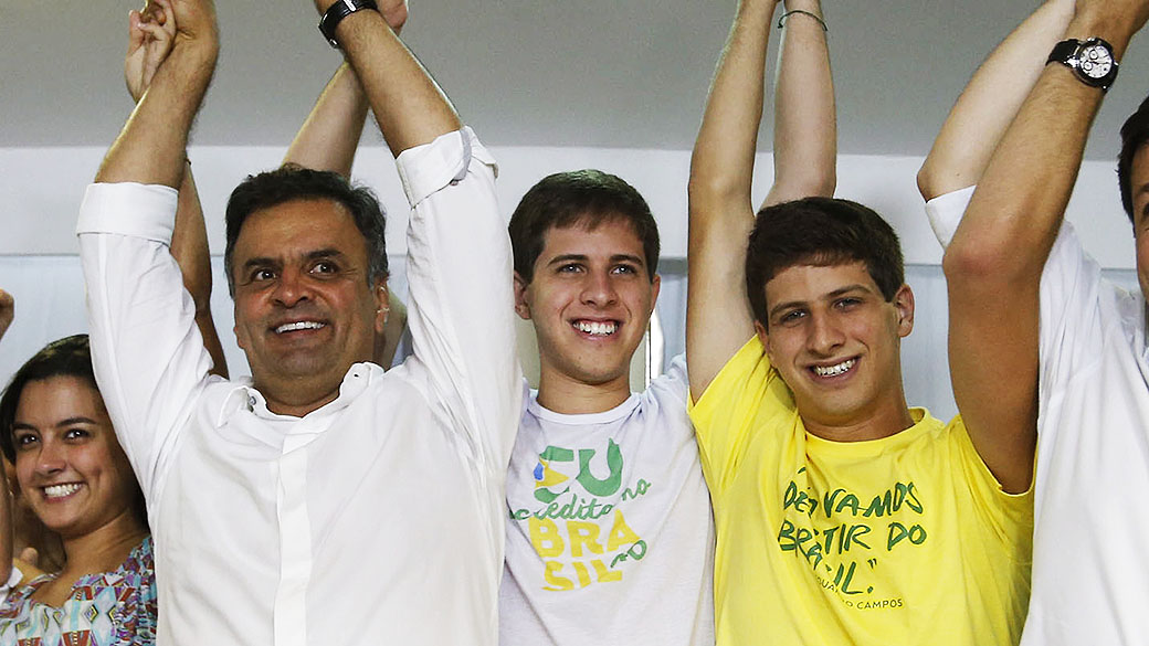 O candidato à Presidência da República, Aécio Neves (PSDB), acompanhado dos filhos do ex-governador Eduardo Campos durante reunião, em Pernambuco