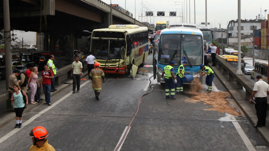Acidente na Ponte Rio-Niterói com três ônibus e um carro: 40 pessoas feridas