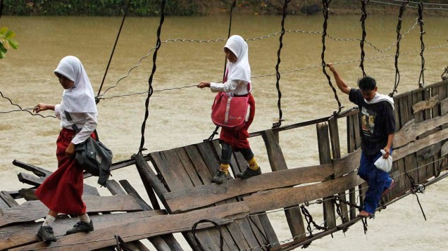Estudantes atravessam ponte danificada para ir à escola em Lebak, Indonésia