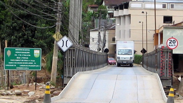 A ponte metálica no município de Bom Jardim: única opção para todo o transporte de cargas e passageiros ao norte de Nova Friburgo