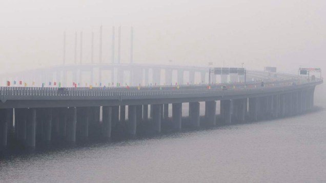 Ponte Qingdao Jiaozhou Bay na província de Shandong, China