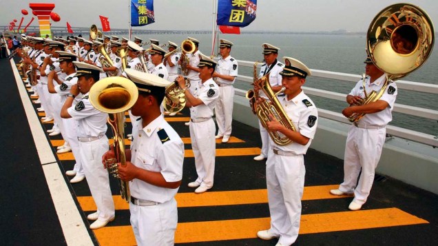 Banda toca durante a cerimônia de abertura da ponte Qingdao Jiaozhou Bay na província de Shandong, China