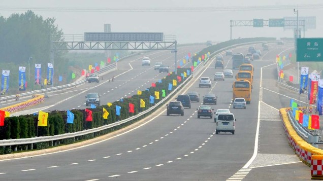 Veículos circulam na ponte Qingdao Jiaozhou Bay, província de Shandong, China