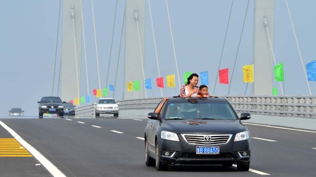 Veículos circulam na ponte Qingdao Jiaozhou Bay, província de Shandong, China