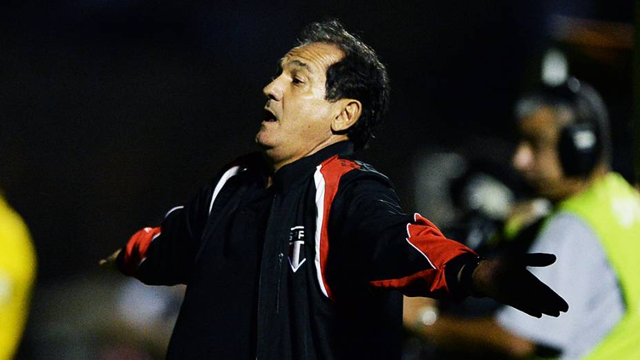 Técnico Muricy Ramalho durante a partida entre Ponte Preta e São Paulo válida pela semifinal da Copa Sul-Americana, no estádio Romildão, em Mogi Mirim