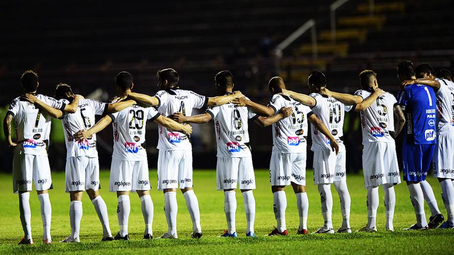 Jogadores da Ponte Preta durante a final da Copa Sul-Americana com o São Paulo no Romildão, em Mogi Mirim