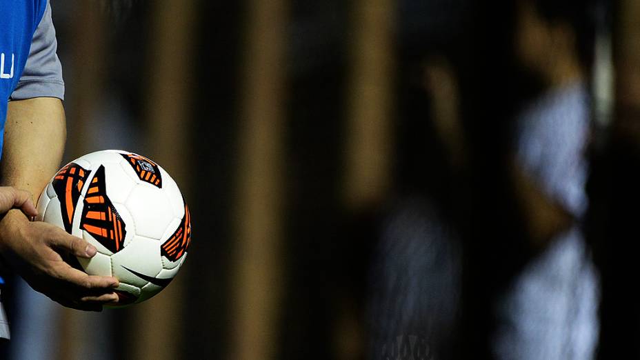 Gandula durante a final da Copa Sul-Americana no Romildão, em Mogi Mirim