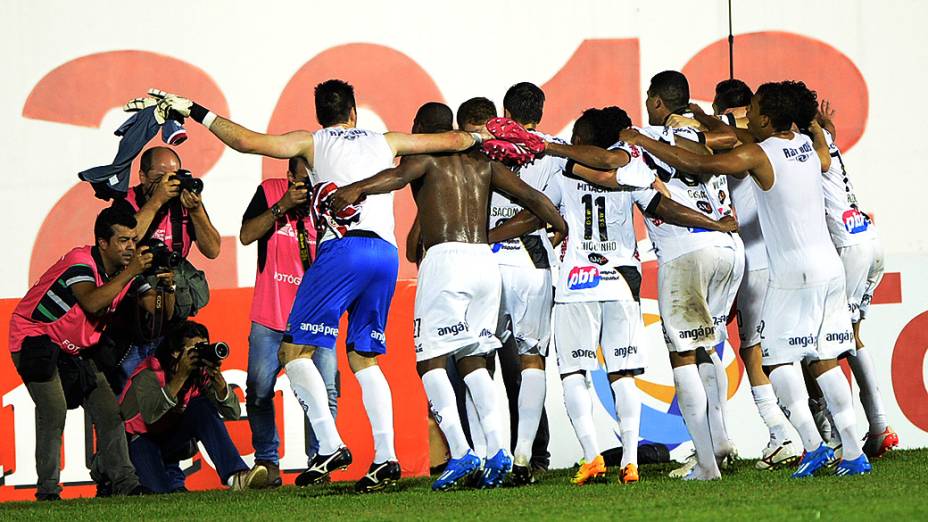 Jogadores da Ponte Preta comemoram com a torcida a classificação para a final da Copa Sul-Americana após empate com o São Paulo no Romildão, em Mogi Mirim