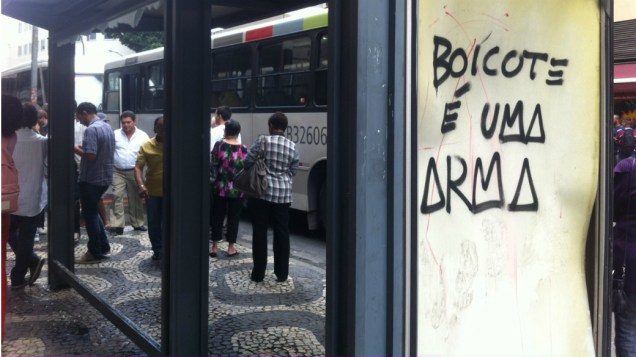 Ponto de ônibus é depredado na Cinelândia, durante protesto