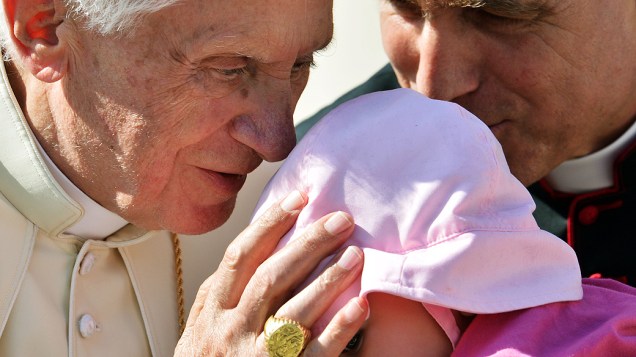 Papa Bento XVI abençoa um bebê durante audiência geral na praça São Pedro, no Vaticano