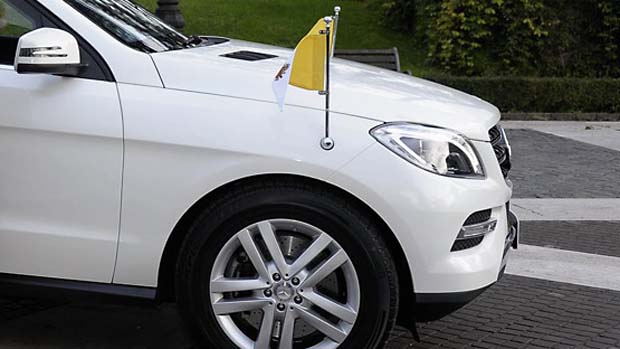O papamóvel 2013 é baseado no utilitário esportivo Classe M, da Mercedes-Benz