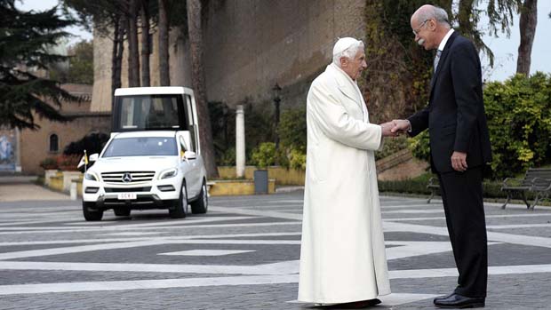 O presidente da Daimler AG, Dieter Zetsche, entregou o papamóvel a Bento XVI