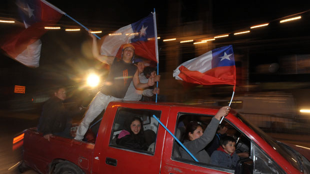 População chilena em Copiapó celebra o sucesso dos primeiros resgates