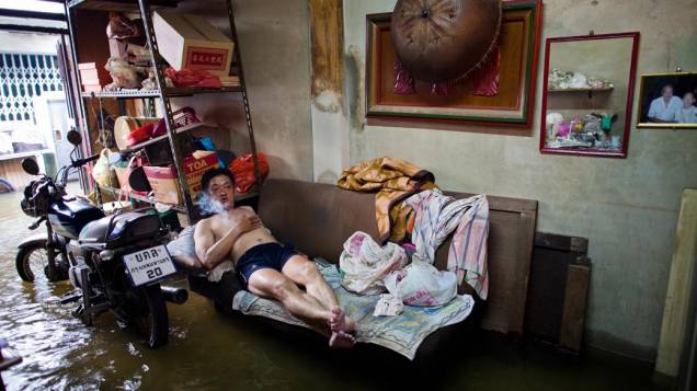 Tailandês em sua casa alagada em Bangcoc, Tailândia