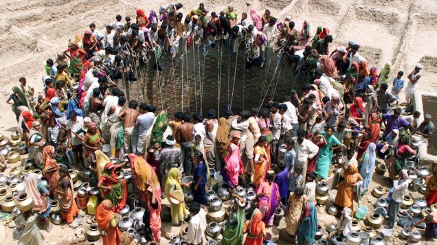 Pessoas se reúnem para pegar água em Gujarat, na Índia