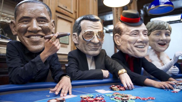 Jogadores de pôquer usam máscaras com a caricatura dos líderes políticos Barack Obama, Nicolas Sarkozy, Silvio Berlusconi e a chanceler alemã Angela Merkel, durante evento em Paris