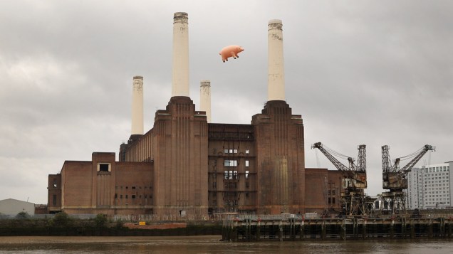 Porco inflável flutua durante o lançamento de álbuns remasterizados e músicas inéditas da banda Pink Floyd, em Londres, Inglaterra