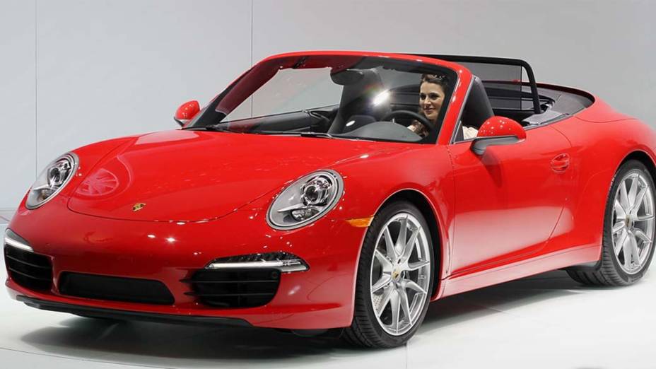 Porsche 911 Cabrio - A série 911 fica ainda mais insinuante com dois novos conversíveis, o Carrera (350 cavalos) e o Carrera S (400 cavalos). A mais possante acelera de 0 a 100 km/h em 4 segundos