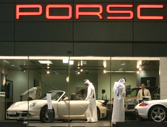 AUTOMÓVEIS – Em setembro de 2009, em meio à crise financeira que atingia todas as montadoras dos países desenvolvidos, a Qatar Investment Authority (QIA) adquiriu 10% da alemã Porsche por 10 bilhões de dólares. O negócio permitiu que a empresa se capitalizasse para levar adiante um longo processo de fusão com a Volkswagen – e que até hoje não foi concluído. Na foto, loja da Porsche em Doha no Catar