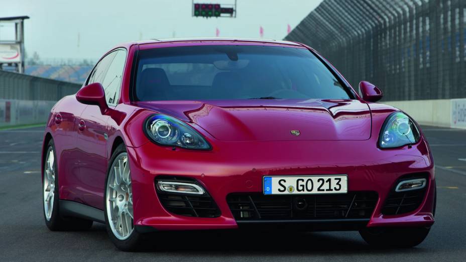 A Porsche também vai exibir no Anhembi a versão GTS do luxuoso cupê Panamera