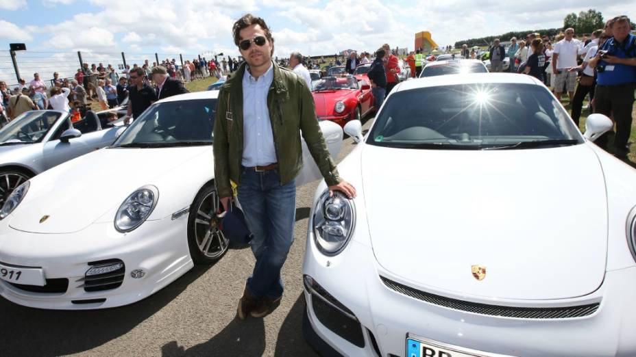 Mark Porsche, filho de Ferdinand Alexander Porsche, o designer do 911, ao lado de dois 911 GT3