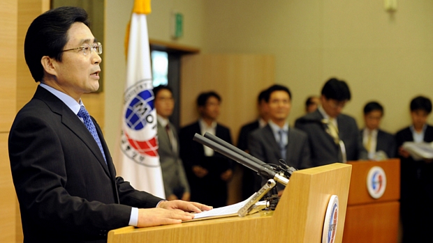 O porta-voz da chancelaria sul-coreana, Kim Young-Sun, discursa sobre sanções em Seul