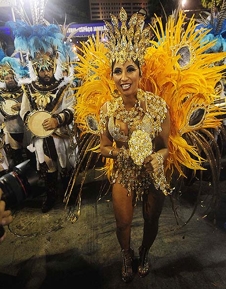 A rainha de bateria Patrícia Nery durante desfile da escola de samba Portela pelo grupo especial, na Marquês de Sapucaí