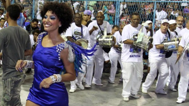 Rainha Sheron Menezes samba à frente dos ritmistas portelenses
