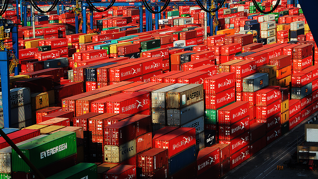 No acumulado do ano, as exportações somam US$ 177,650 bilhões, enquanto as exportações totalizaram US$ 179,272 bilhões