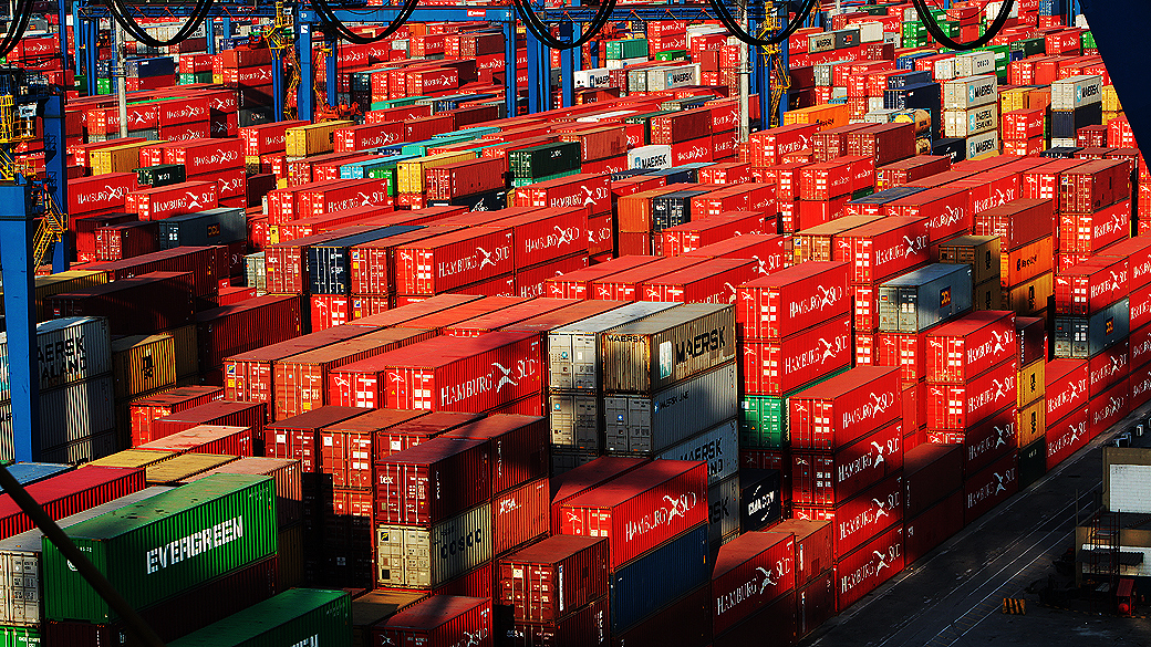 Contêineres armazenados nos terminais da Santos Brasil, no Porto De Santos