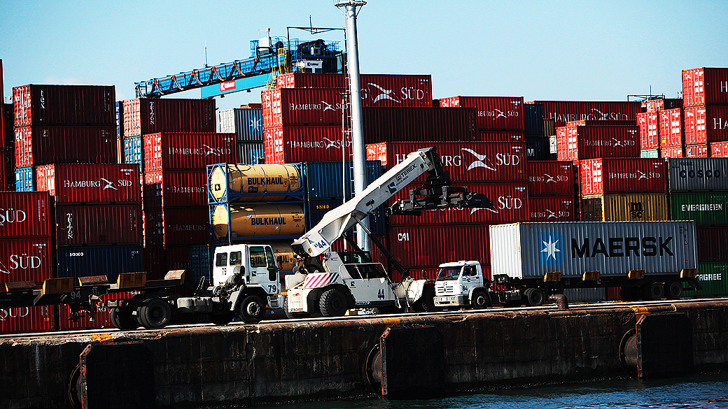 Movimentação no terminal privado de contêineres, no Porto de Santos